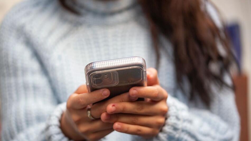 Eine Frau tippt in ihr Smartphone