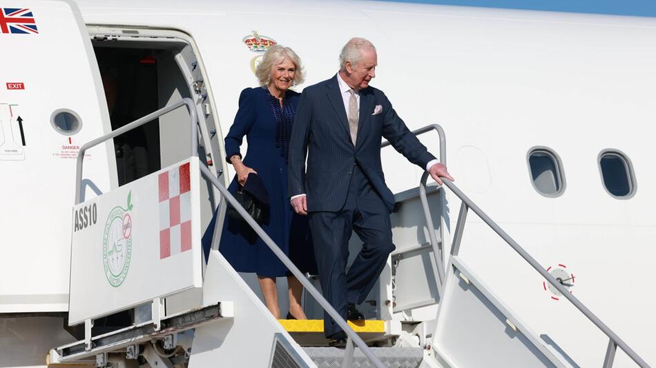 König Charles und Königin Camilla beim Verlassen des königlichen Flugzeugs in Rom.