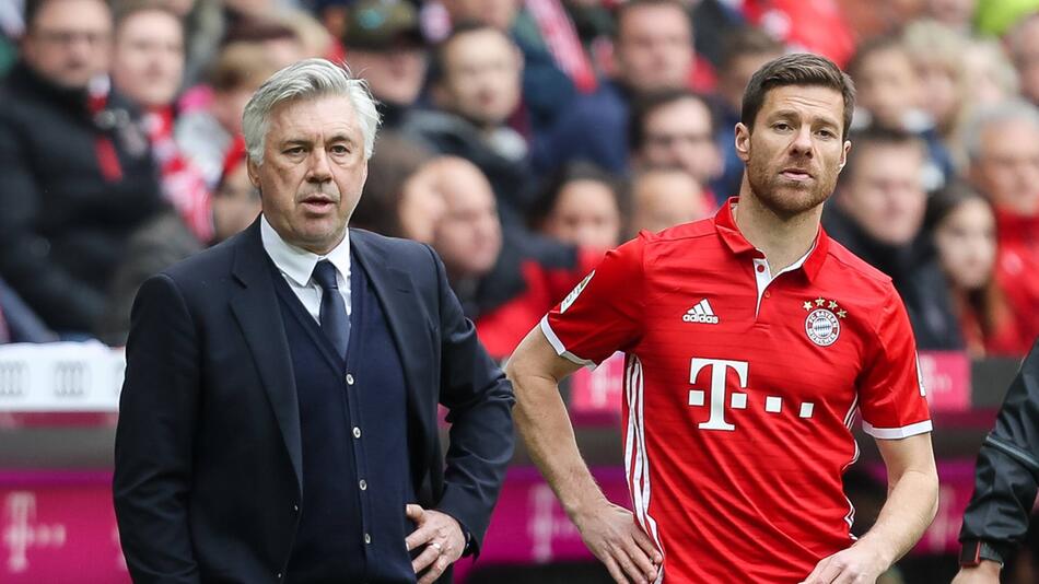 Trainer Carlo Ancelotti und Xabi Alonso