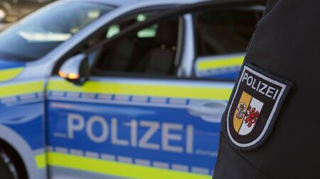 Tödlicher Autounfall: Mann prallt gegen Baum und stirbt