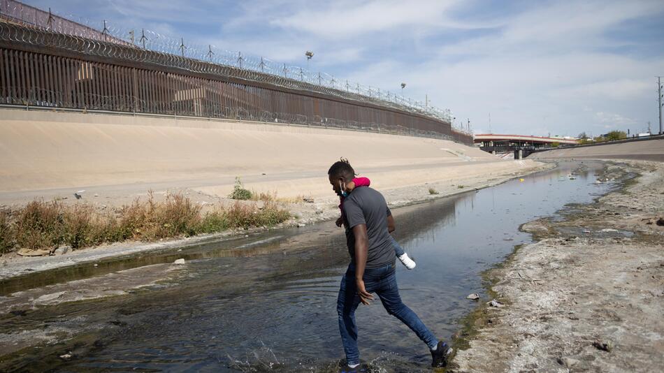 Migranten an Grenze USA - Mexico