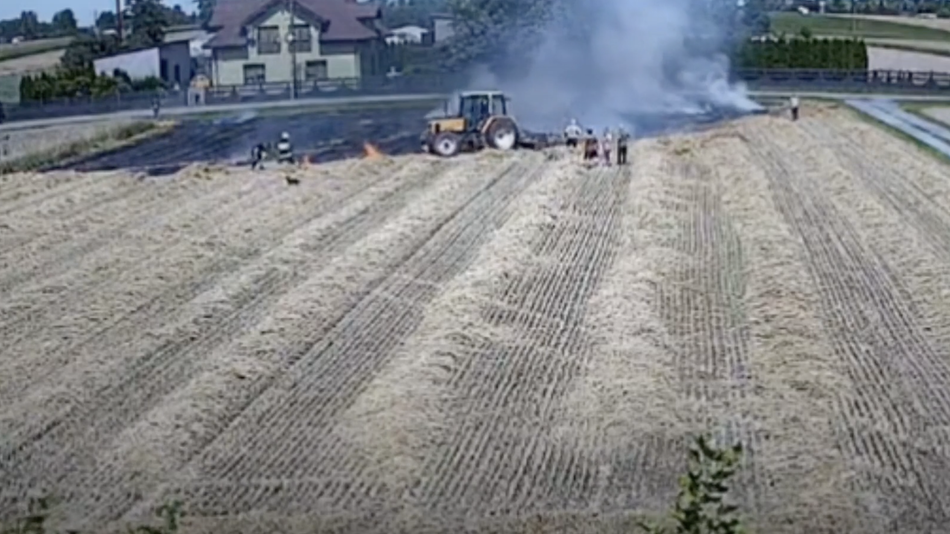Landwirt stoppt Feldbrand mit seinem Traktor