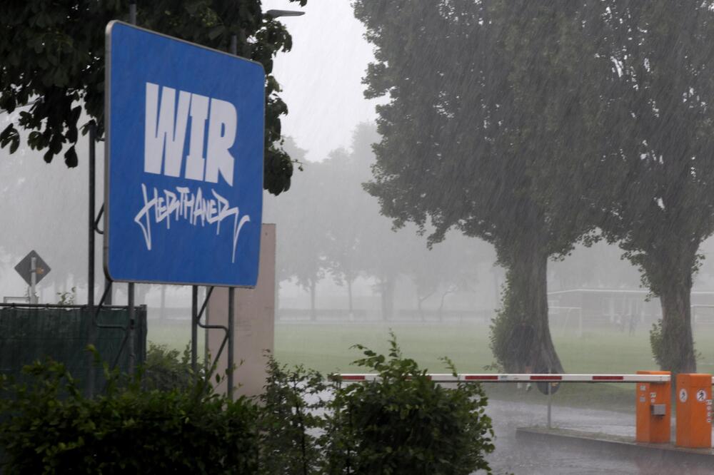 Ein schweres Gewitter verhindert am 26. Juni 2023 den Trainingsstart bei Hertha BSC