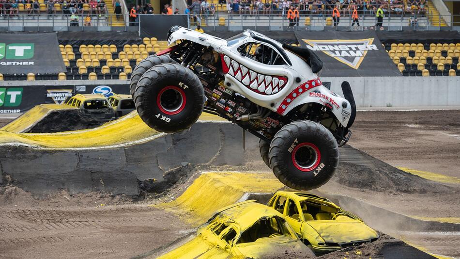 Bei "Monster Jam" fliegen Trucks regelrecht durch die Luft.