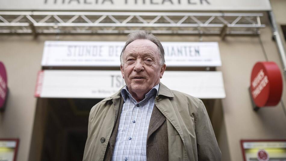 Peter Sodann vor seiner langjährigen Wirkungsstätte, dem Neuen Theater in Halle.