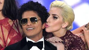 Bei der Victoria's Secret Fashion Show in Paris gab es für Bruno Mars ein Küsschen von Lady Gaga ...