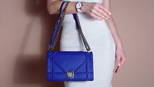 Eine kobaltblaue Tasche lässt das ganze Outfit strahlen.