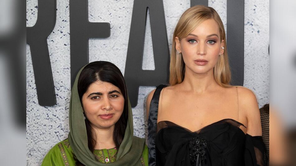 Malala Yousafzai (l.) und Jennifer Lawrence haben die Doku "Bread & Roses" produziert.