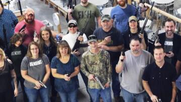 USA: Firma schenkt Mitarbeitern Waffen zu Weihnachten.