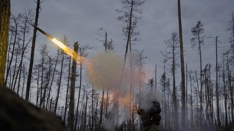 Ein Soldat feuert eine Rakete ab.