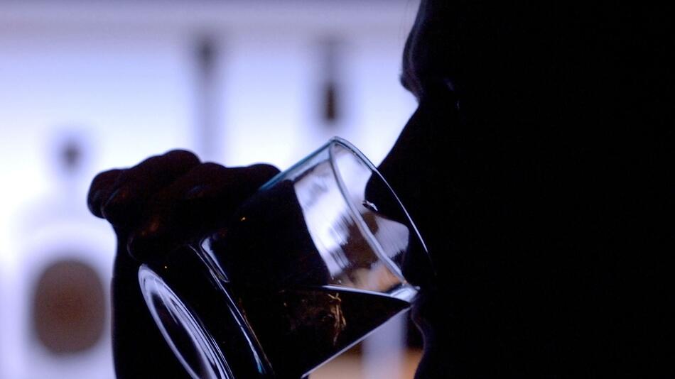Ein Mann genießt Glas Whiskey mit Eis