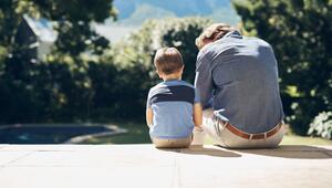 Vater spricht mit Sohn