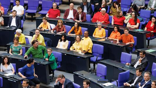 Mitglieder im Bundestag mit bunter Kleidung