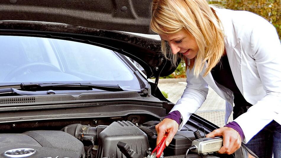 Regelmäßiges Laden der Autobatterie verlängert die Lebensdauer