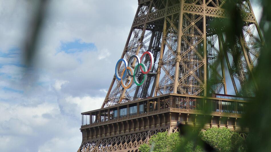 Die Olympischen Ringe zieren den Eiffelturm in Paris.