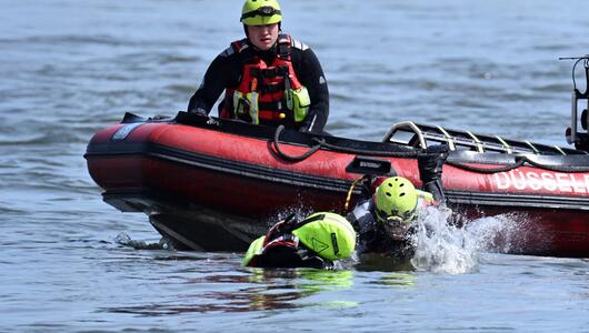 Feuerwehrübung auf dem Rhein