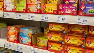 Tee von Meßmer und Teekanne im Supermarktregal