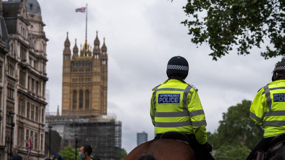 Handynutzung am Steuer ist in England verboten.