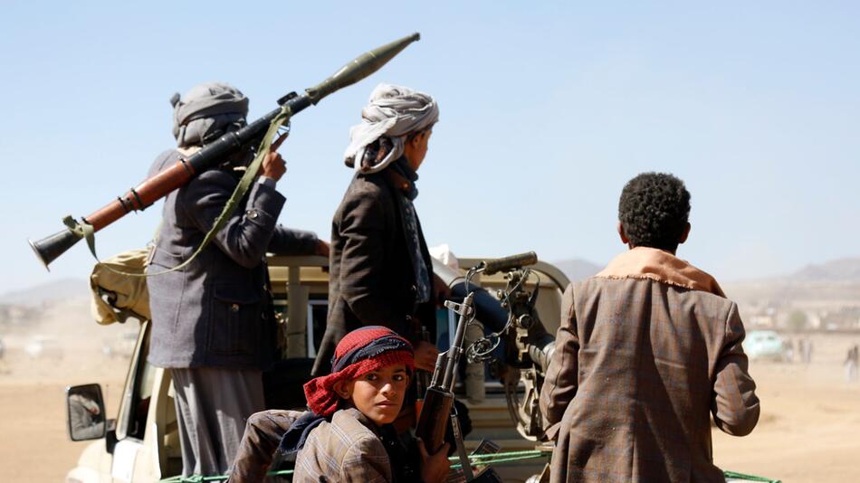 Huthi-Rebellen auf der Ladefläche eines Fahrzeugs