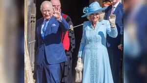 König Charles und seine Ehefrau Camilla erschienen in Blau beim Ostergottesdienst.
