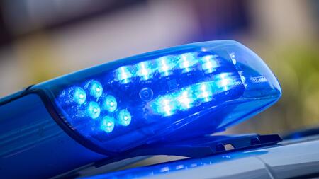 Auto an geschlossenem Übergang von Zug erfasst - ein Toter