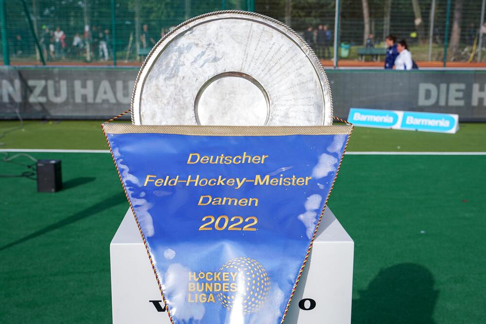 Meisterschale und Wimpel für den Titel im Feldhockey der Damen am 5. Juni 2022 in Bonn