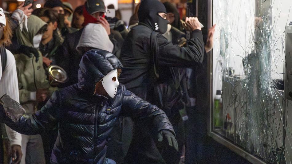 Plünderer in Frankfurt, Böller in Berlin - Ausschreitungen in mehreren Städten