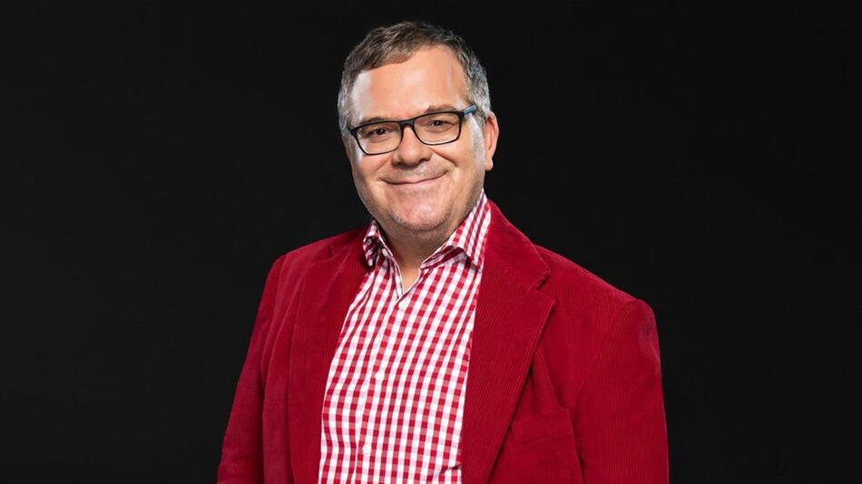 Seit 2023 streift sich Elton sein rotes Sakko für RTL über.