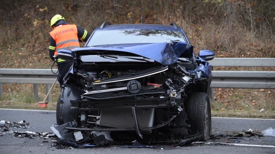 Radargerät erschreckt Autofahrer: Acht Verletzte nach Massencrash bei Rödental