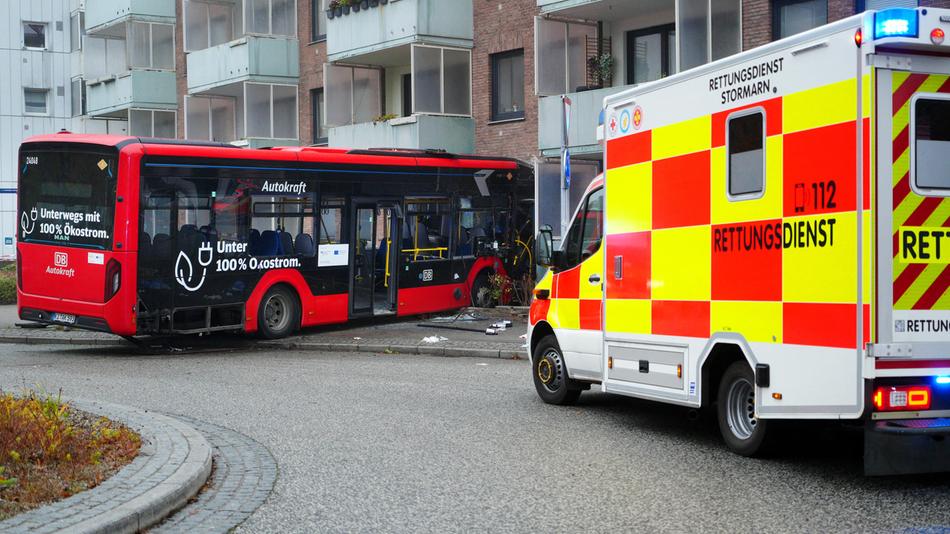Schulbus mit 20 Kindern verunglückt