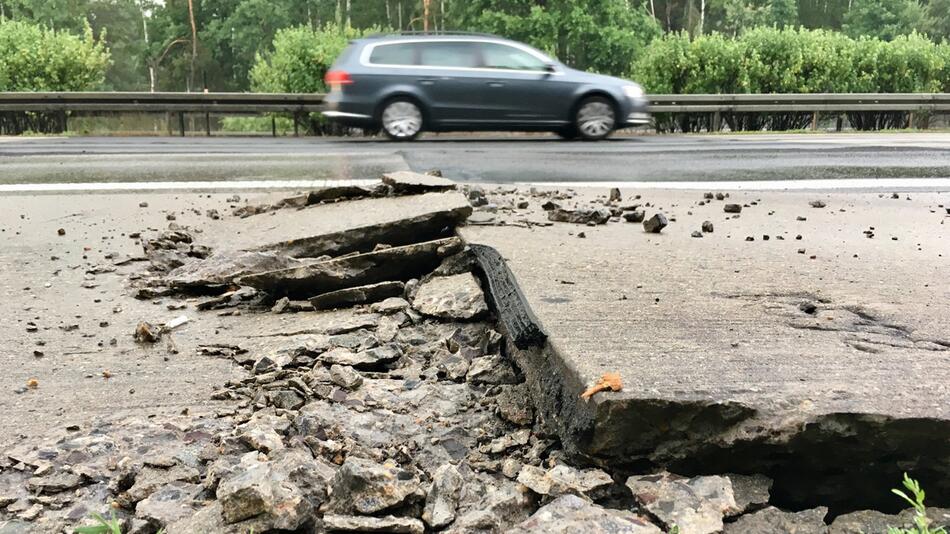 Hitze beschädigt Betonplatten auf der Autobahn A10
