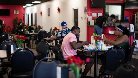 Haitianer in einem haitianischen Restaurant in Springfield