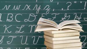 Schreibschrift an einer Tafel, Bücher liegen davor