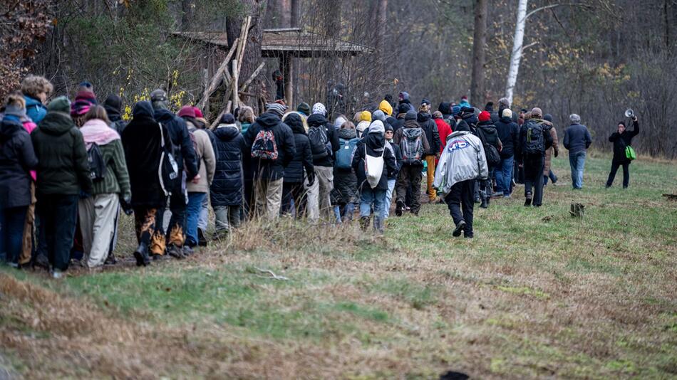 Bündnis "Tesla den Hahn abdrehen" Waldspaziergang