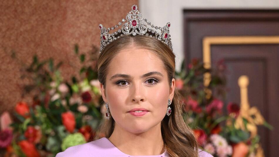 Eine Ehre für Thronfolgerin Amalia: Sie durfte die Rubin-Tiara der früheren Königin Emma tragen ...