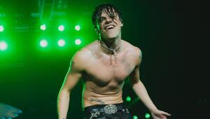 Yungblud während eines Konzerts in Hamburg.