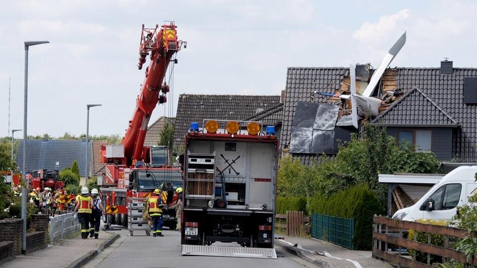 Kleinflugzeug stürzt in Wohnhaus: Feuerwehr teilt erste Details