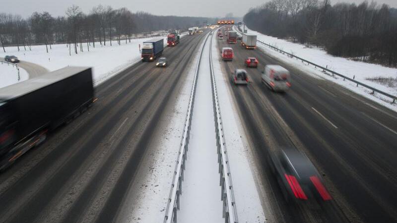 Schneefall auf der Autobahn