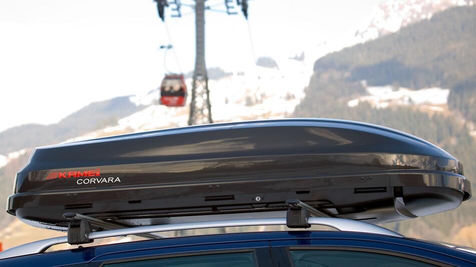 Sicher in den Skiurlaub: Zum Beispiel mit einer Dachbox für das Wintersportgerät