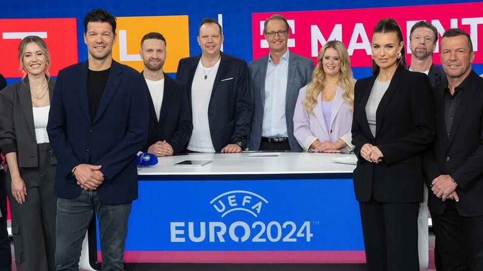 Ein Teil des gemeinsamen Teams von RTL und Magenta TV, von Michael Ballack (l.) bis Lothar Matthäus.