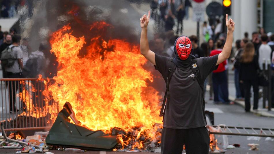 Schülerproteste eskalieren – Lehrer mit Benzin übergossen