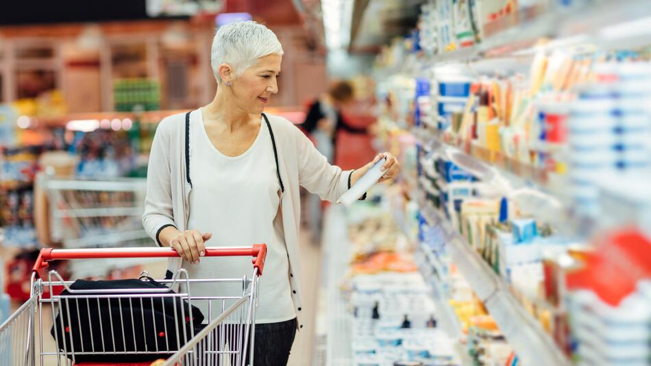 Frau im Supermarkt