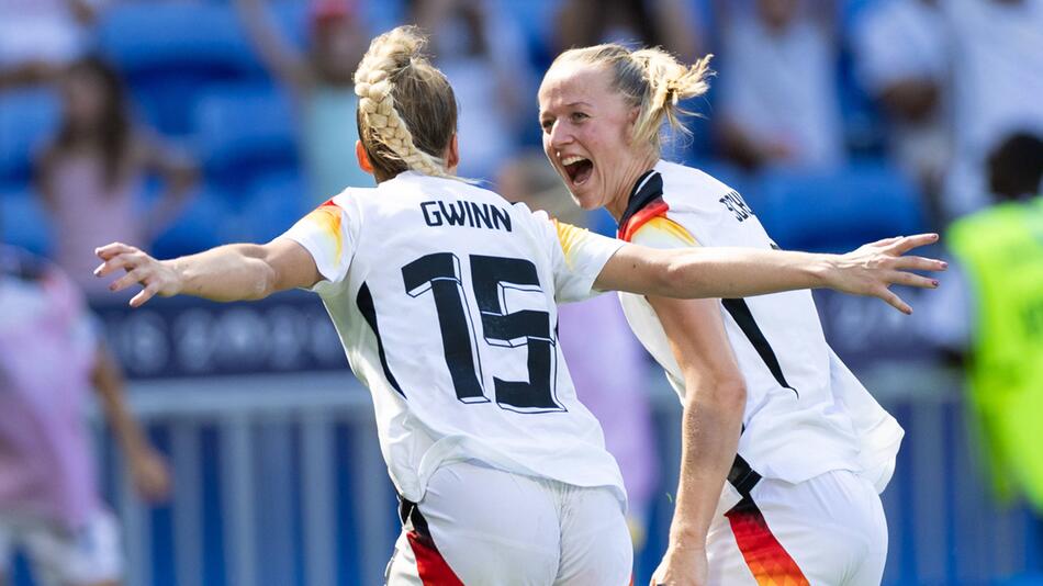 Giulia Gwinn und Lea Schüller feiern das deutsche Tor gegen Spanien