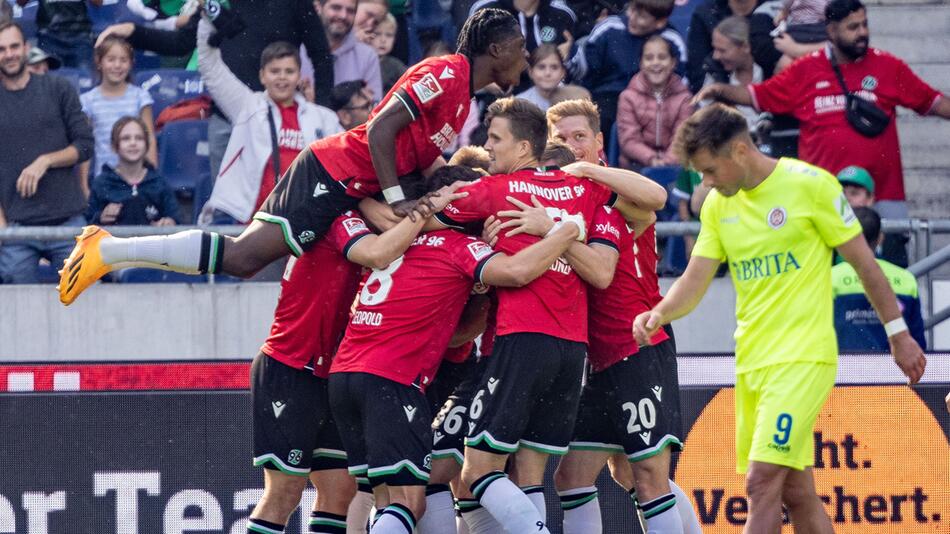 Spieler von Hannover 96 jubeln über den Treffer zum 1:0 gegen Wehen Wiesbaden.