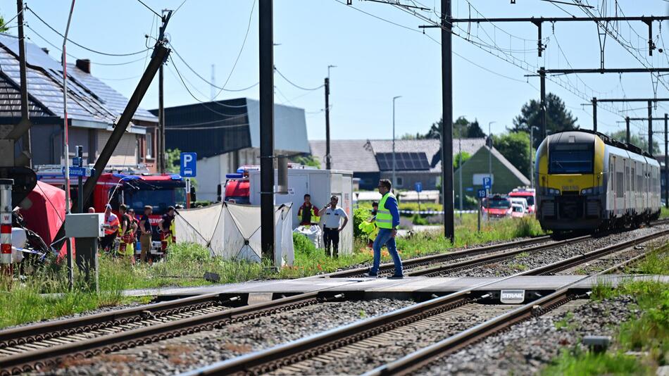 Schulbus von Zug erfasst – mehrere Tote