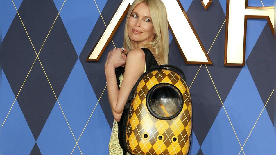 Der Premieren-Auftritt von Claudia Schiffer mit Katze im Rucksack sorgt für ein geteiltes Echo.