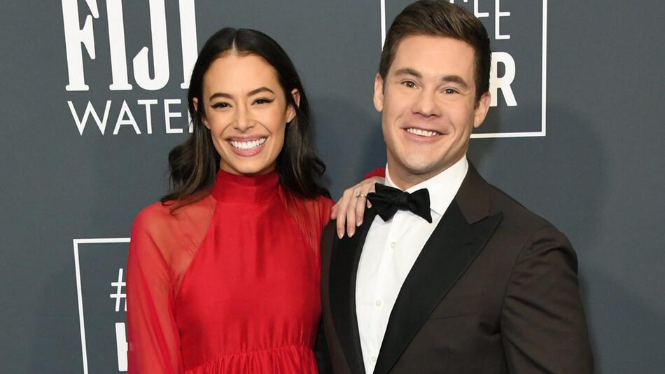 Adam DeVine und Chloe Bridges freuen sich über die Geburt ihres ersten Kindes.