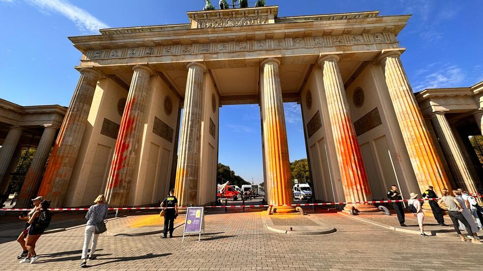Klimaaktivisten besprühen Brandenburger Tor