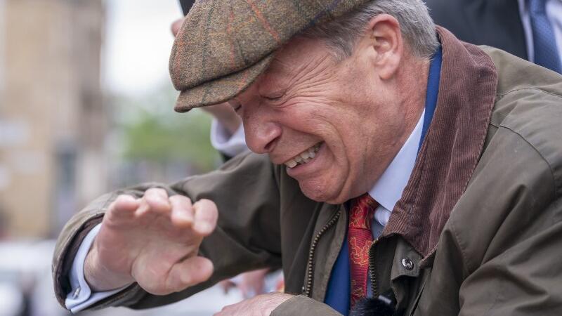 Nigel Farage wird auf einem Bus beworfen.