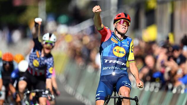 Mads Pedersen jubelt nach seinem Etappensieg bei der Tour de France.